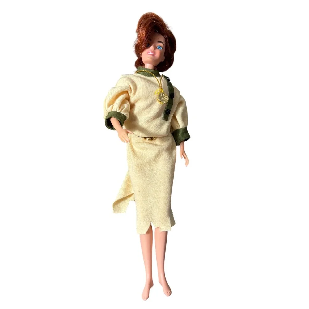 Vintage 1997 Galoob Anastasia Together in Paris Anya Pauper Doll w/ Locket AS IS
